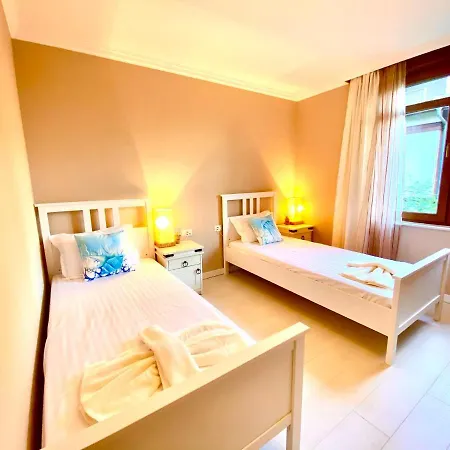 Santa Marina 2-bedroom Apt. W/ Sea View + Terrace 소조폴