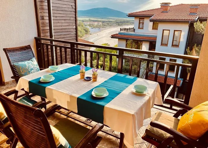 Santa Marina 2-bedroom Apt. W/ Sea View + Terrace 索佐波尔