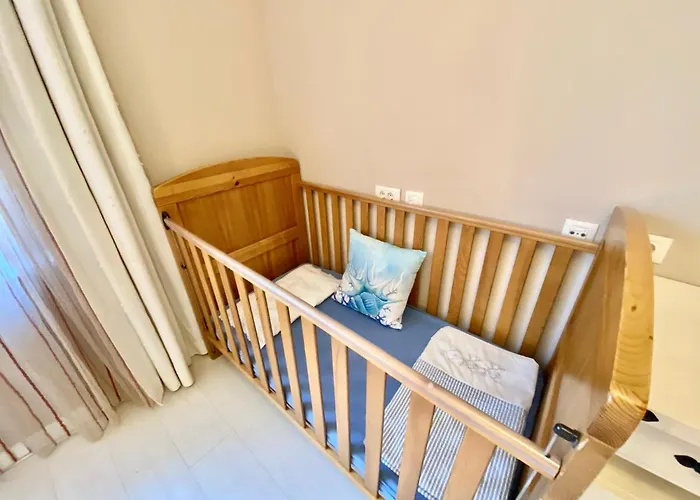 Santa Marina 2-bedroom Apt. W/ Sea View + Terrace 公寓 *