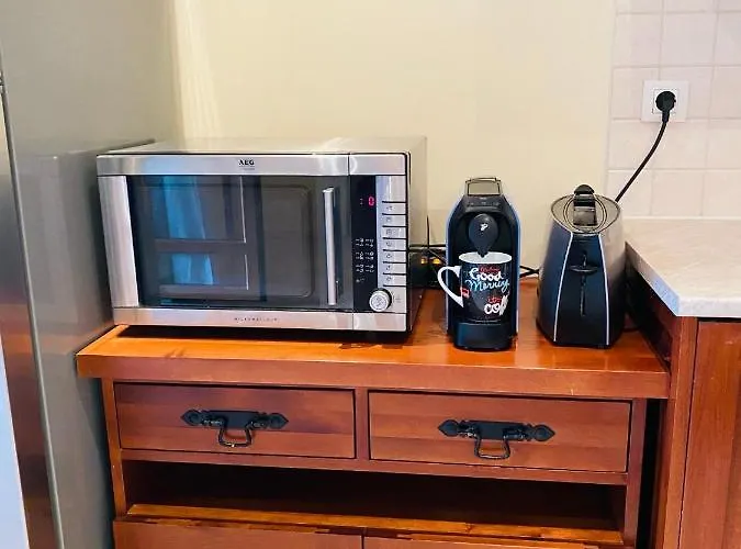 Santa Marina 2-bedroom Apt. W/ Sea View + Terrace 아파트